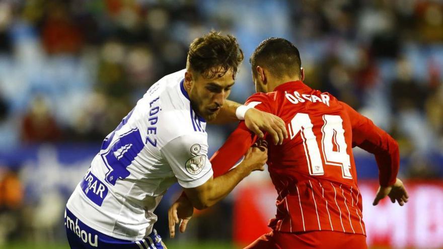 Ángel López pelea un balón en el partido de Copa del Rey contra el Sevilla. | JAIME GALINDO
