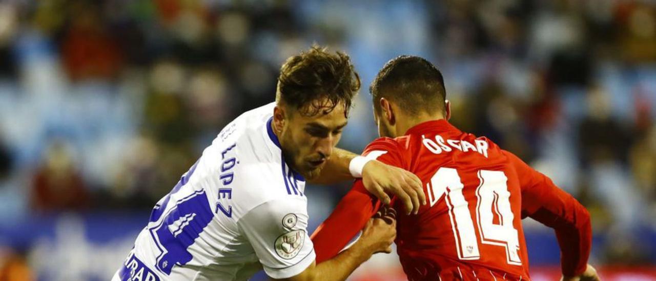 Ángel López pelea un balón en el partido de Copa del Rey contra el Sevilla. | JAIME GALINDO