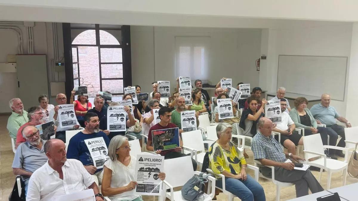 Miembros de ANACA en una reunión informativa.