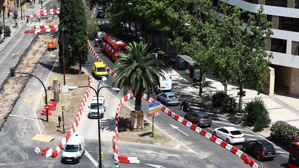 Atasco en el céntrico paseo María Agustín, donde se ha creado un auténtico embudo en dirección a la plaza Europa.