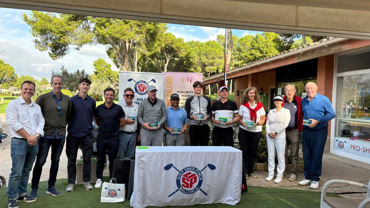 Foto de los ganadores y ganadoras del V Torneo de Golf Solidario