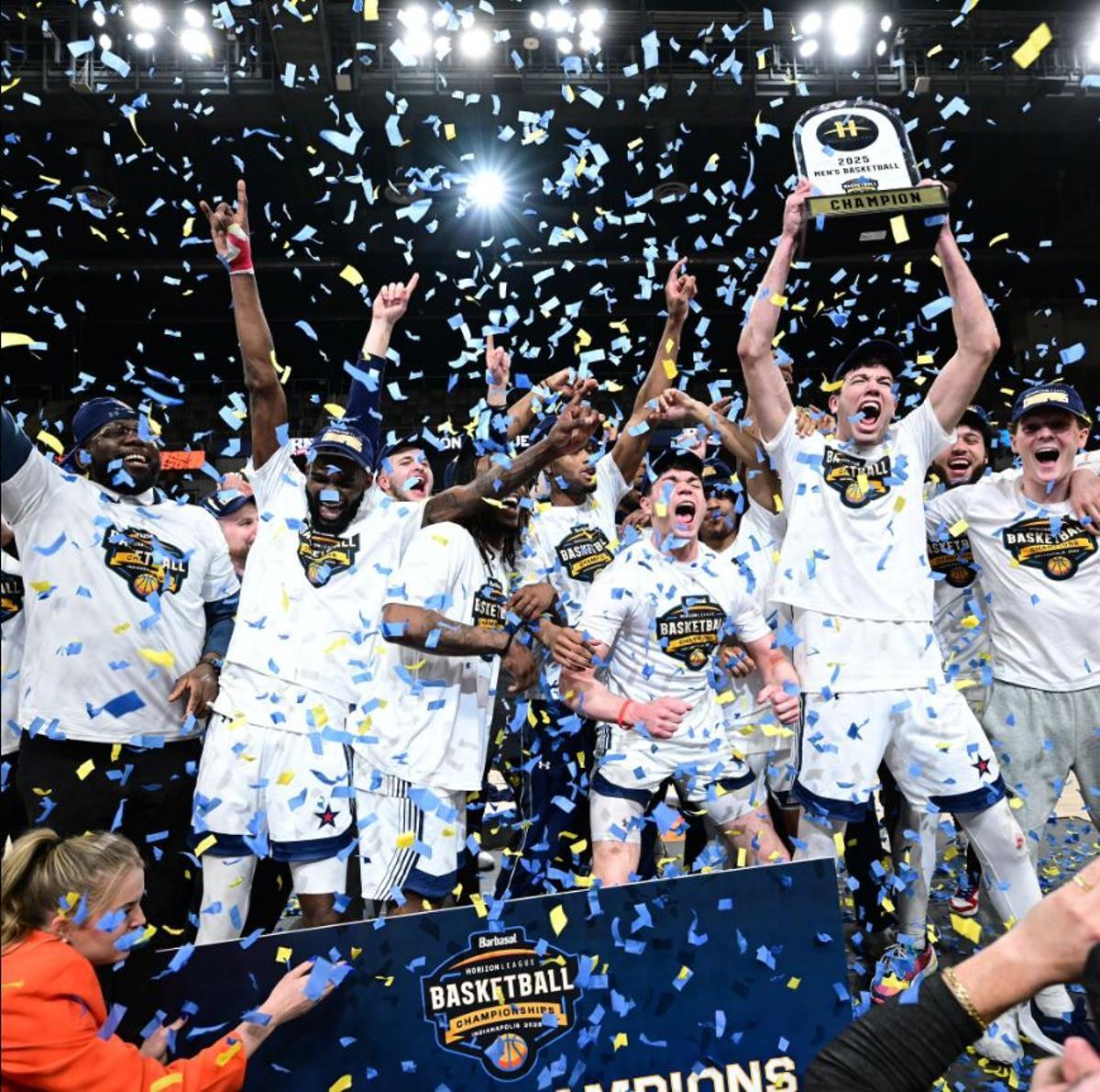 Imagen de Álvaro Folgueiras junto a su equipo celebrando la victoria de la Horizon League.