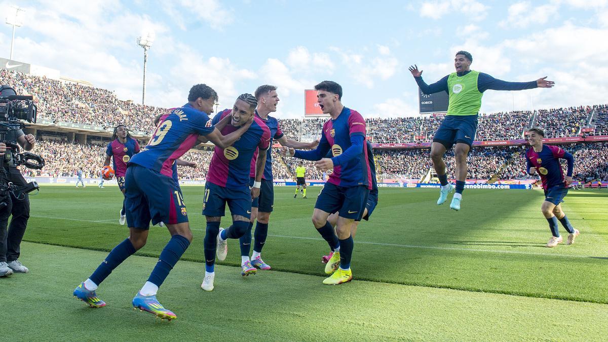 Raphinha es felicitado por todos sus compañeros en la euforia final tras remontar el marcador ante el Celta.