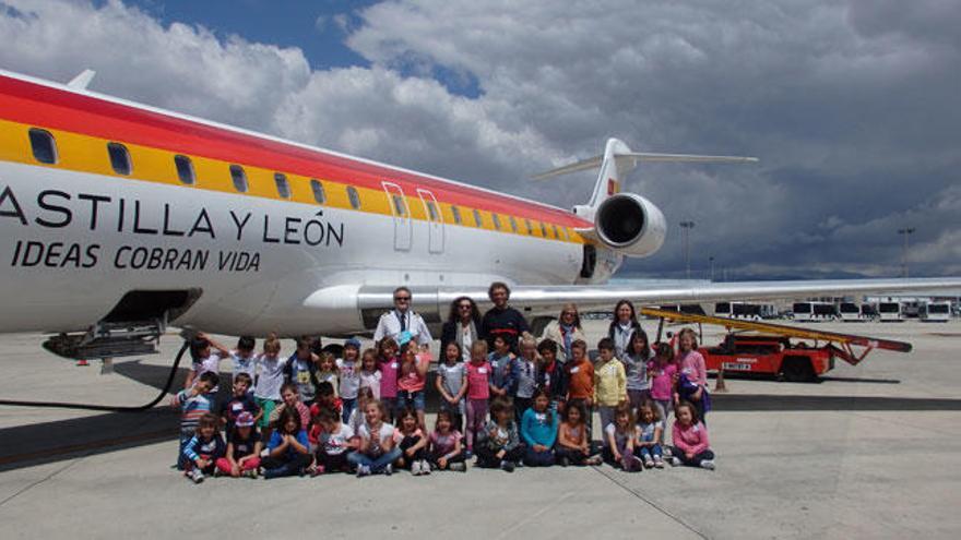 Alumnos del CEIP Mestre Colom de Bunyola durante una visita al aeropuerto el año pasado.