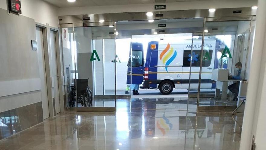 Una ambulancia llega al Hospital de Estepona con un paciente Covid procedente del Hospital Costa del Sol.