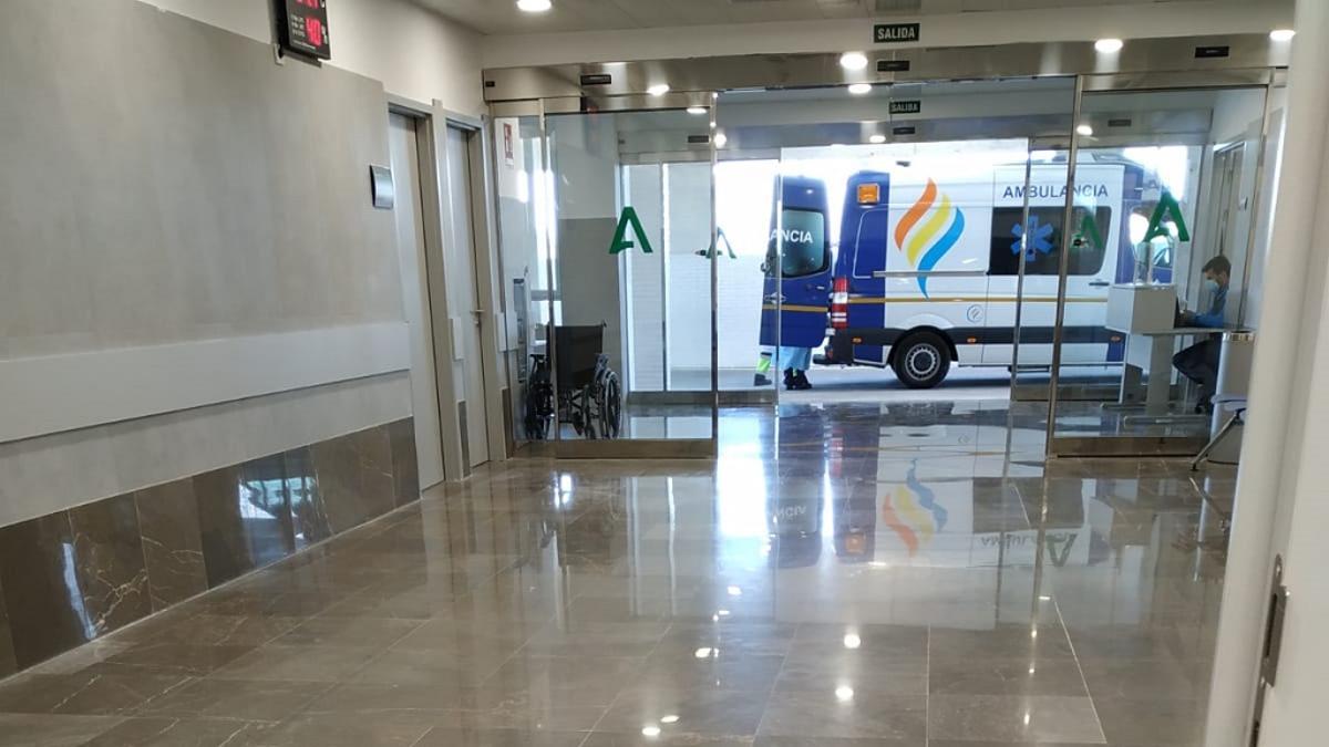 Una ambulancia llega al Hospital de Estepona con un paciente Covid.