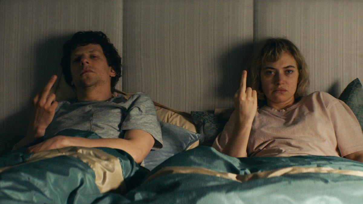 Jesse Eisenberg e Imogen Poots, en un fotograma de 'Vivarium'