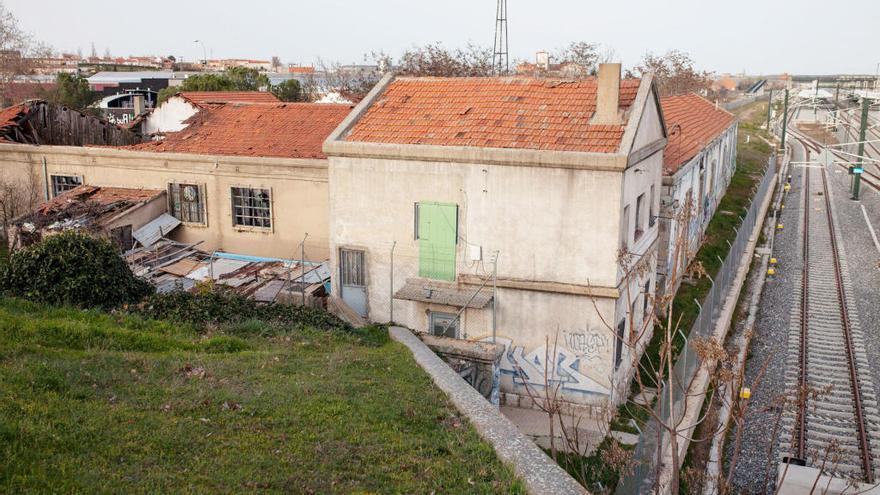 Uno de los edificios que Adif derribará en la estación de Zamora por su estado ruinoso.