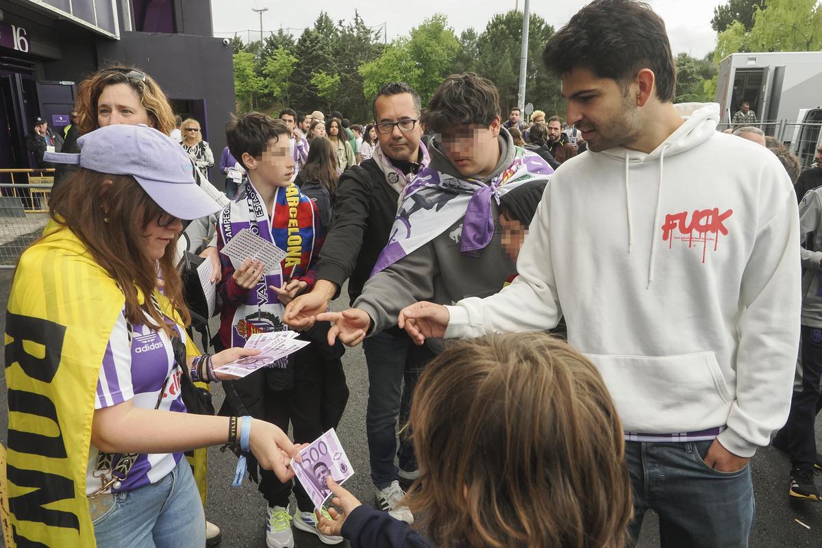 Real Valladolid Peñistas distribute "Tickets" so that Ronaldo sells the club