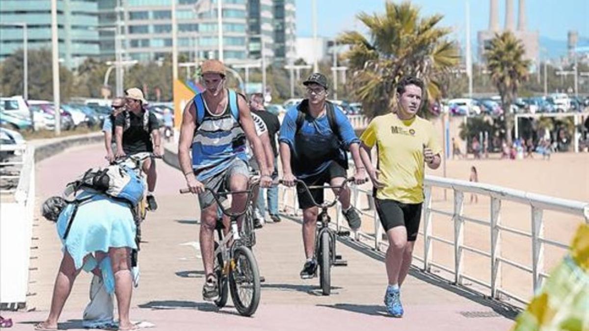 Zona transitada 8 Paseantes y ciclistas se disputan el espacio en el tramo litoral entre Bilbao y Bac de Roda, la semana pasada.