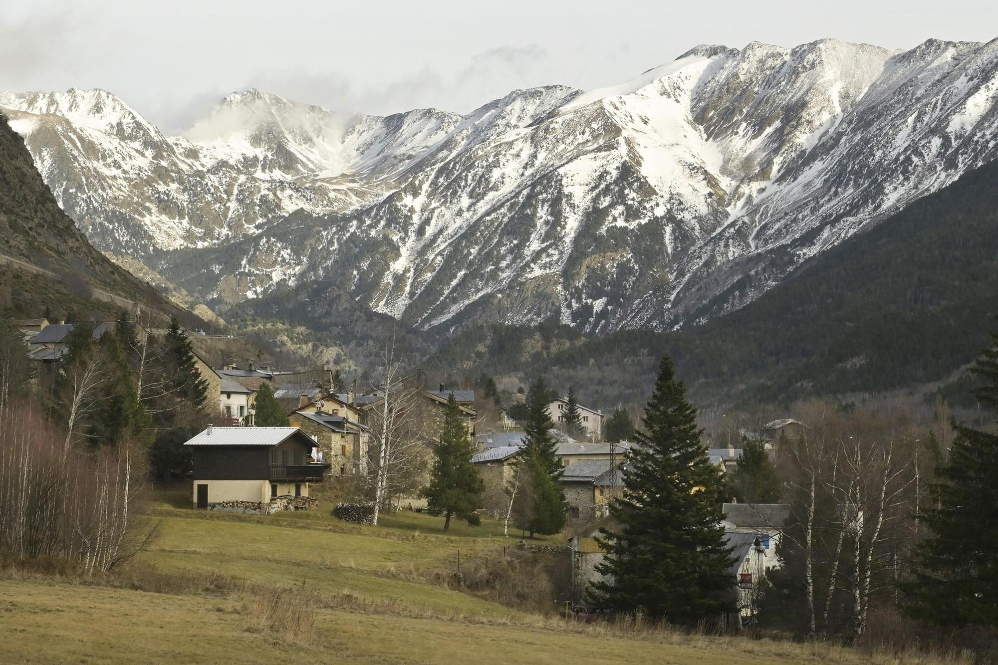 Vistas de Porté-Puymorens con los Pirineos al fondo.