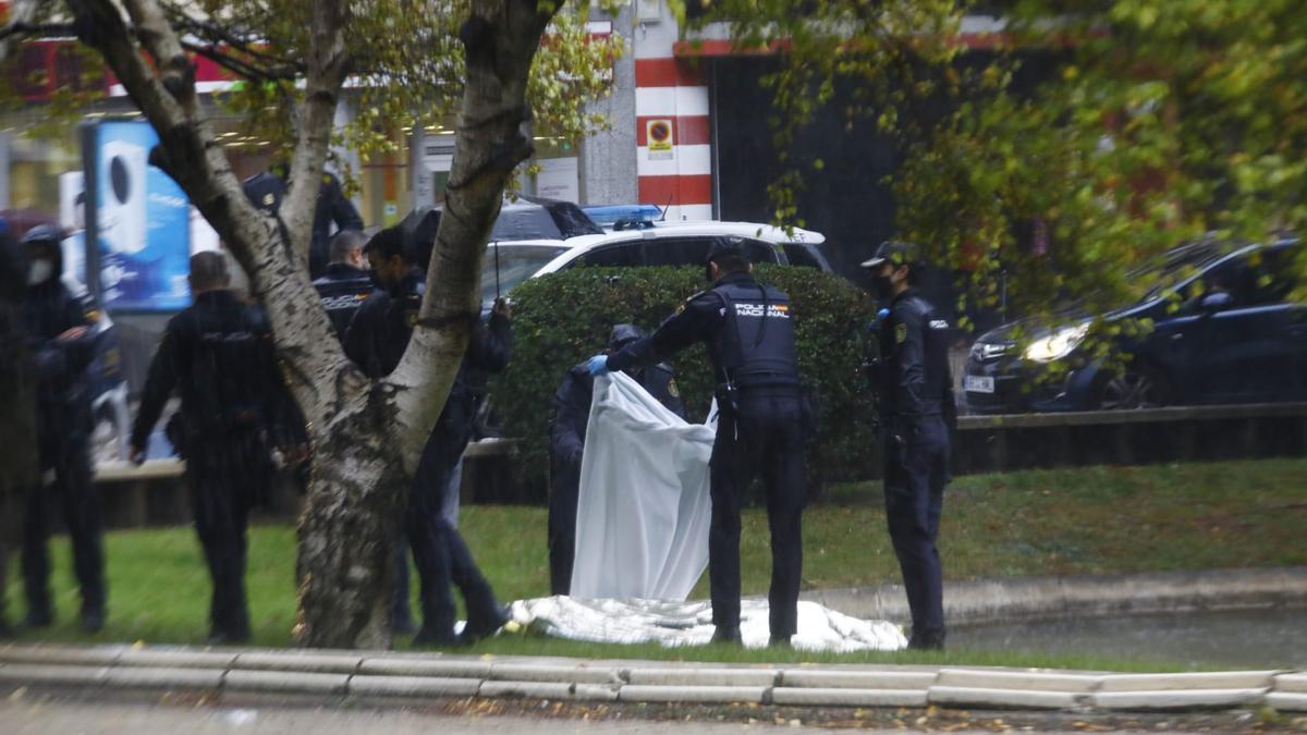 La Policía cubre el cuerpo del hombre que se apuñaló en la Plaza Roma