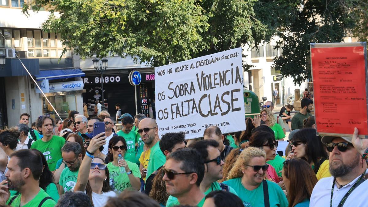 Concentración en la plaza de la Montañeta de Alicante en repulsa a la agresión policial a una docente jubilada