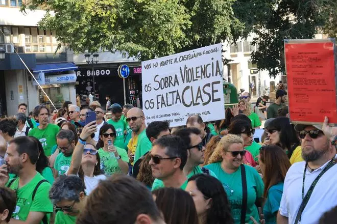 Concentración en la plaza de la Montañeta de Alicante en repulsa a la agresión policial a una docente jubilada