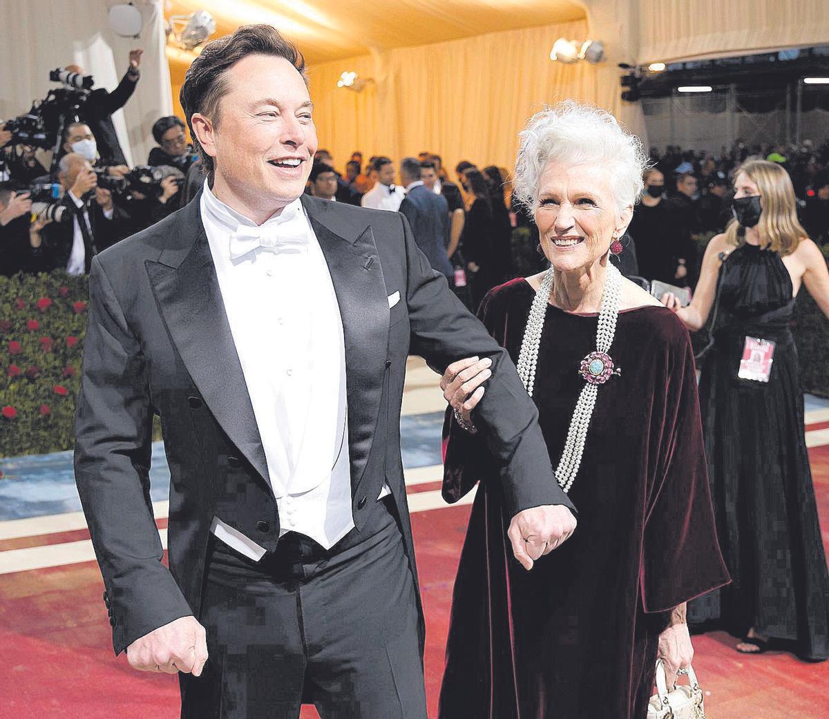 Elon Musk y su madre, Maye, a su llegada a la gala Met de Nueva York, el pasado 2 de mayo. New York (United States), 02/05/2022.- Elon Musk and Maye Musk on the red carpet for the 2022 Met Gala, the annual benefit for the Metropolitan Museum of Art's Costume Institute, in New York, New York, USA, 02 May 2022. The event coincides with the Met Costume Institute's 'In America: An Anthology of Fashion' which opens 05 May 2022 concludes 05 September 2022. (Moda, Abierto, Estados Unidos, Nueva York) EFE/EPA/JUSTIN LANE