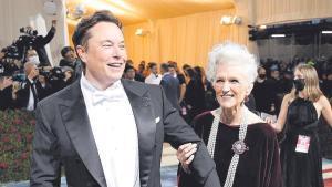 La mare d'Elon Musk parla de l'assetjament escolar del seu fill a les seves memòries: «En una ocasió el van colpejar amb tanta brutalitat que va haver d'anar a  l'hospital»