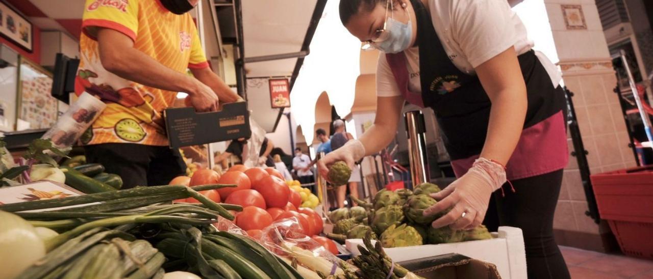 Puesto de verduras y frutas en el Mercado Nuestra Señora de África, en Santa Cruz de Tenerife.