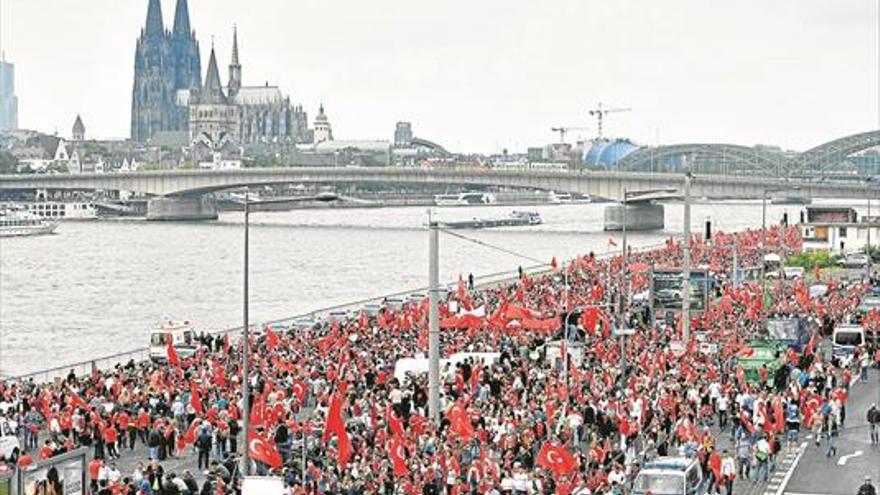 Tensión en la manifestación PROGUBERNAMENTAL en colonia