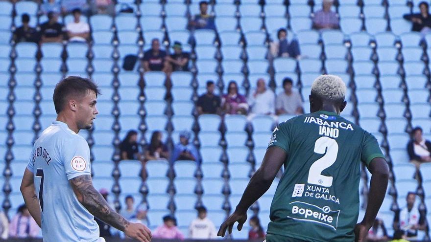 Sergio Díaz desplaza un balón ante la presencia del jugador del Arenteiro Iano.  | // PABLO H. GAMARRA