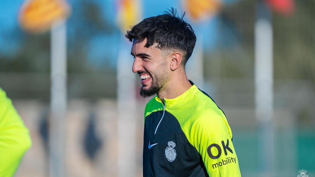 Morlanes sonríe durante su primer entrenamiento con el Mallorca.