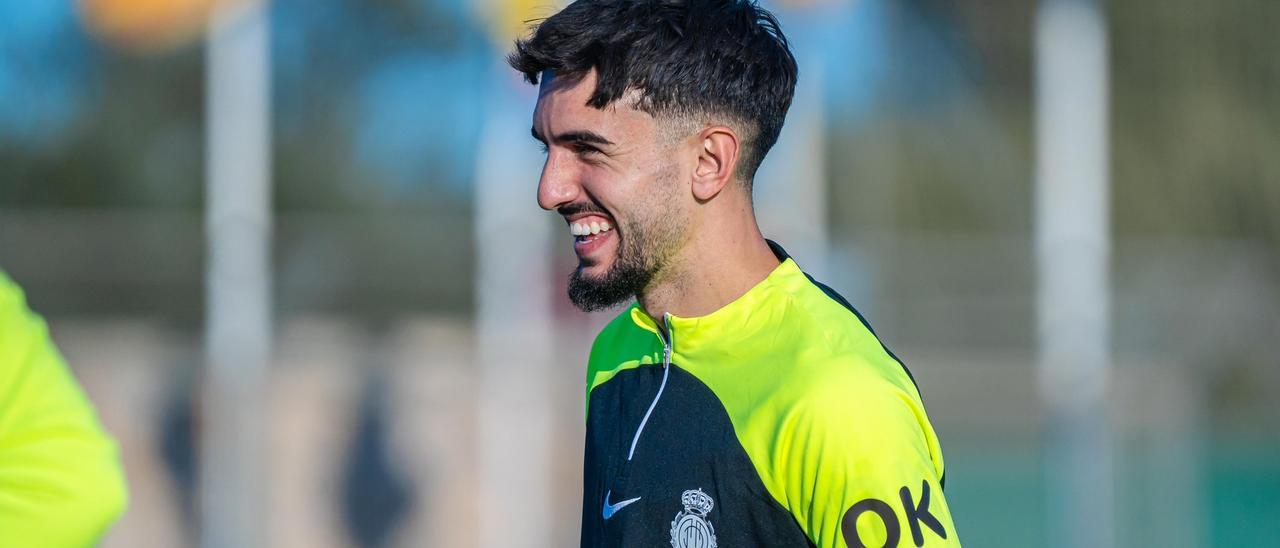 Morlanes sonríe durante su primer entrenamiento con el Mallorca.