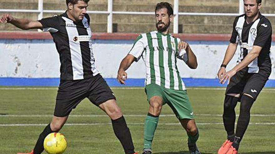 David Frías i Eric Patricio, de l&#039;Estación, mantenen la pilota