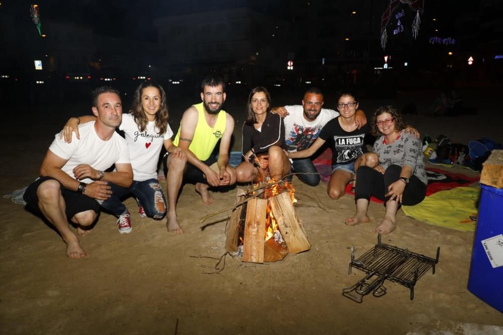 Cientos de personas acuden un año más al arenal de Nigrán para celebrar el inicio del verano entre fuego y diversión.