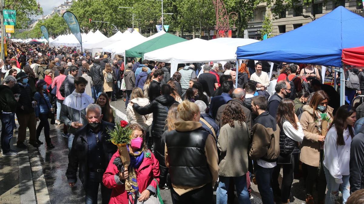 Sale el sol y vuelve la multitud, después de la tormenta