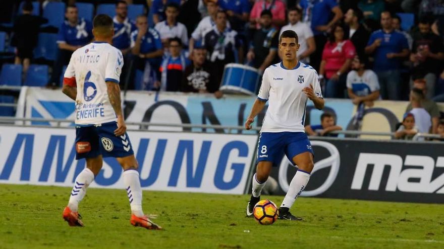 Rachid da un pase a Vitolo en un partido del Tenerife.