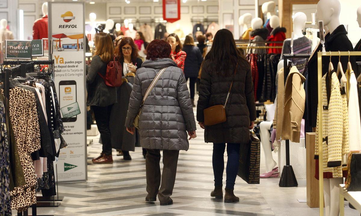 Dos mujeres andando por un centro comercial de Zaragoza