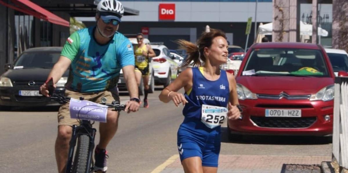 Beatriz Rojano, en el centro, durante la carrera.