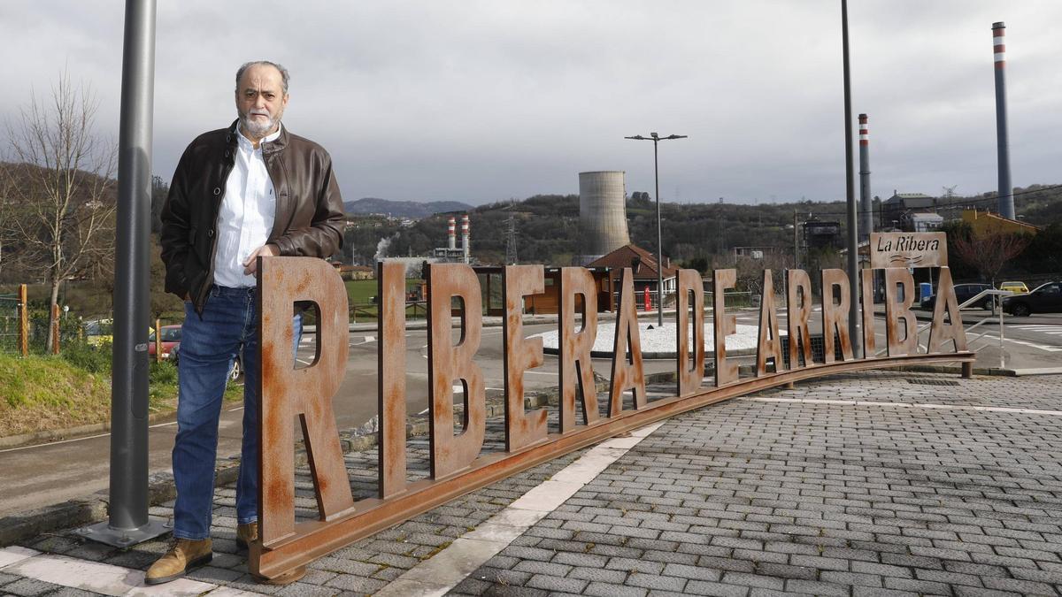 Tomás Fernández posa junto a las «letronas» de Ribera de Arriba, con la térmica de Soto de Ribera de fondo.