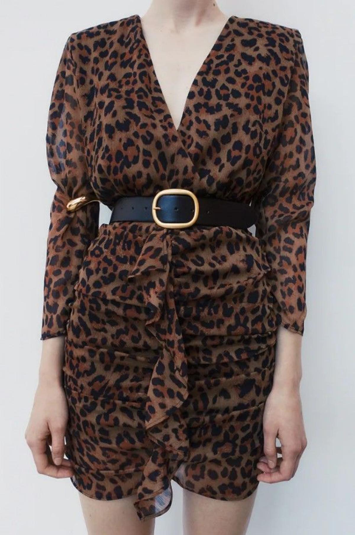 Vestido con frunces y volantes 'animal print'