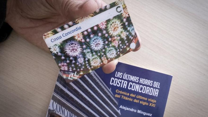 La tarjeta de embarque del crucero Costa Concordia sujetada por Alejandro Mínguez. |   // BRAIS LORENZO