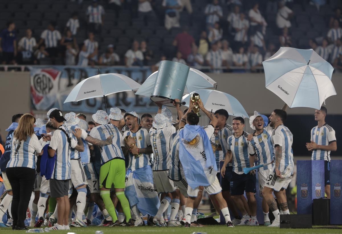 Los jugadores de Argentina celebran con sus familiares en un homenaje hoy, al final de un partido amistoso entre las selecciones de Argentina y Panamá en el estadio Monumental en Buenos Aires.