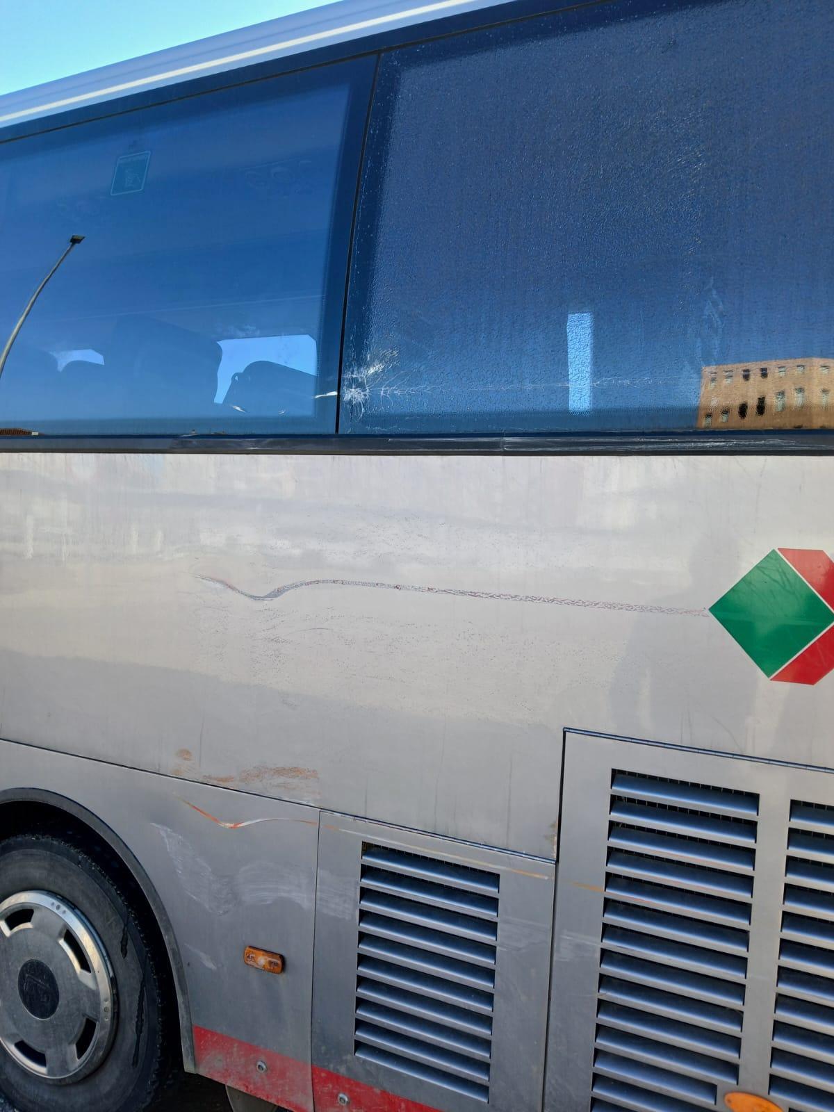 Uno de los autobuses escolares de Albero Alto con el cristal roto.