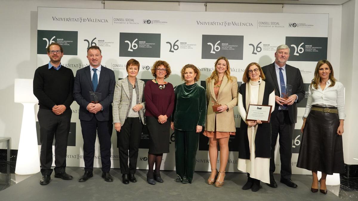 De izquierda a derecha, Damià Tormo, José Pla, María Vicenta Mestre, Josefina Bueno, María Emilia Adán, Consuelo Borrás, Isabel Martínez, Alfredo Calot y Ángela Pérez.