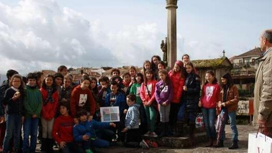 Los alumnos vigueses, en un paraje del casco histórico.  // Faro