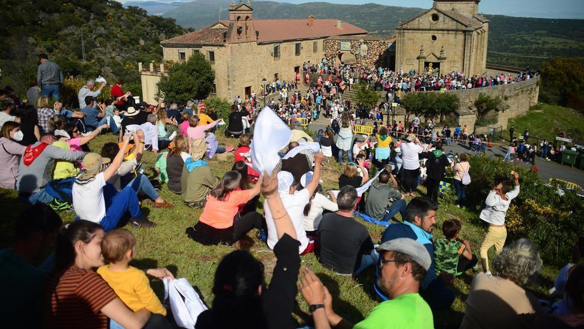 Gente en los &#039;canchales&#039;, frente a la ermita, para la procesión de la Virgen del Puerto de Plasencia.