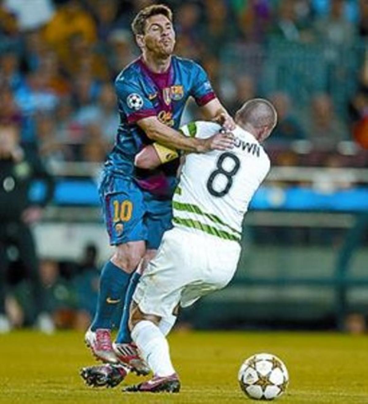 Messi xoca contra un jugador escocès. Messi xoca contra un jugador escocès.