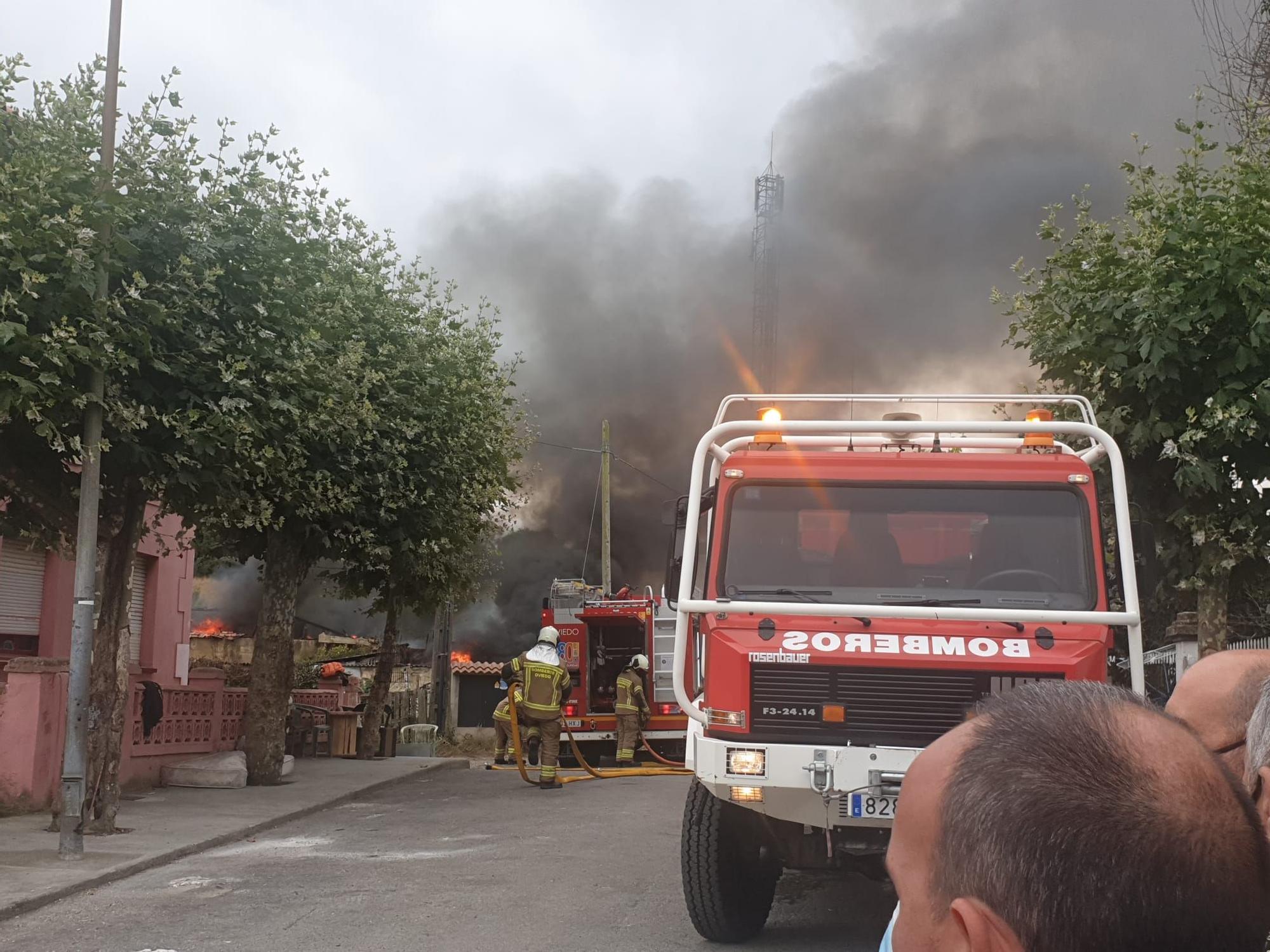 Aparatoso incendio en La Tenderina