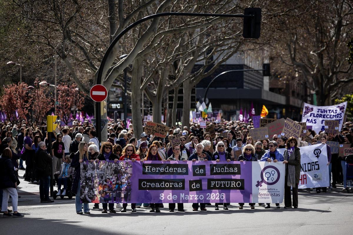 En imágenes | La marea feminista viste de morado el centro de Zaragoza por el 8M