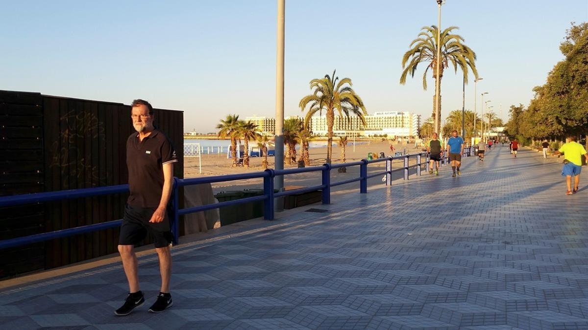 El expresidente del Gobierno, Mariano Rajoy, durante un paseo esta mañana por el paseo marítimo de Alicante.