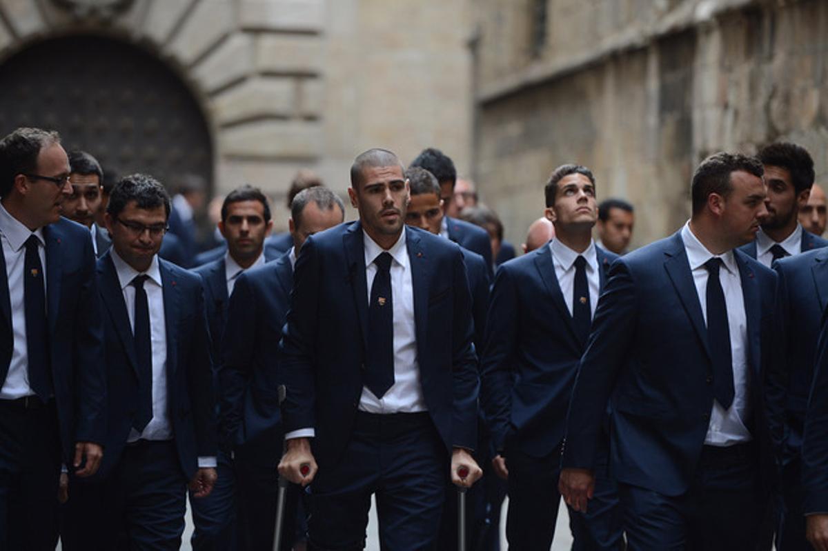 Els jugadors del Barça (amb Valdés, amb crosses, al centre) arriben a la catedral de Barcelona per assistir al funeral per Tito Vilanova, aquest dilluns.