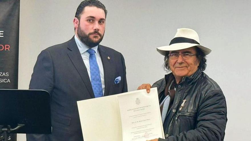 Albano Carrisi, Al Bano, recibe su diploma de manos de Alfredo Leonard.