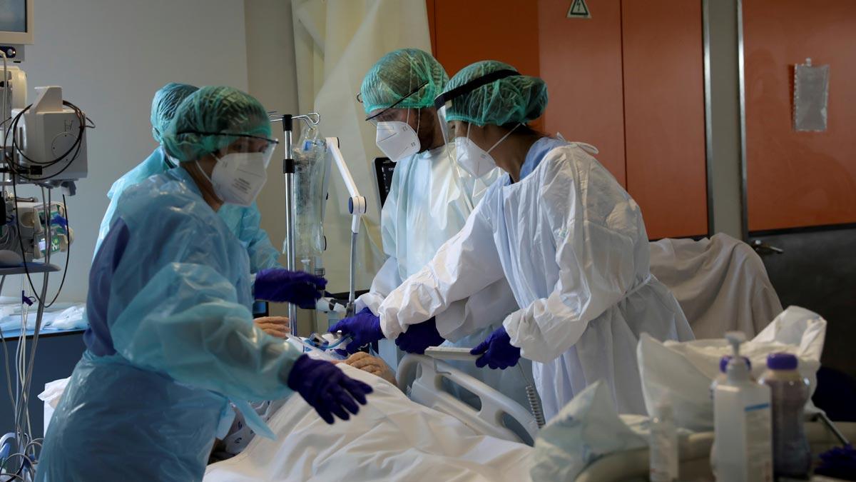 Sanitarios en una UCI del Hospital Tras-Os-Montes E Alto Douro, en VIla Real (Portugal)