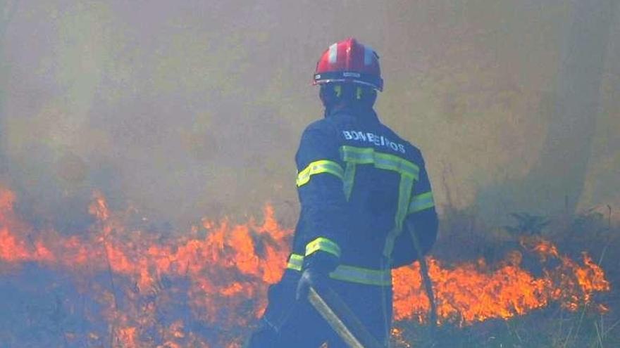 Un miembro de Emerxencias Vilagarcía, casi entre el fuego. // N. Parga