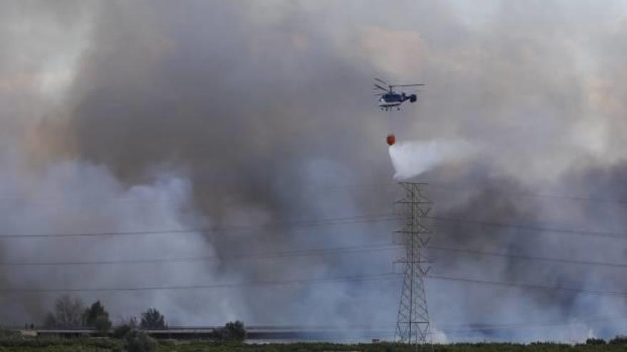 Uno de los helicópteros durante las laboras de extinción.