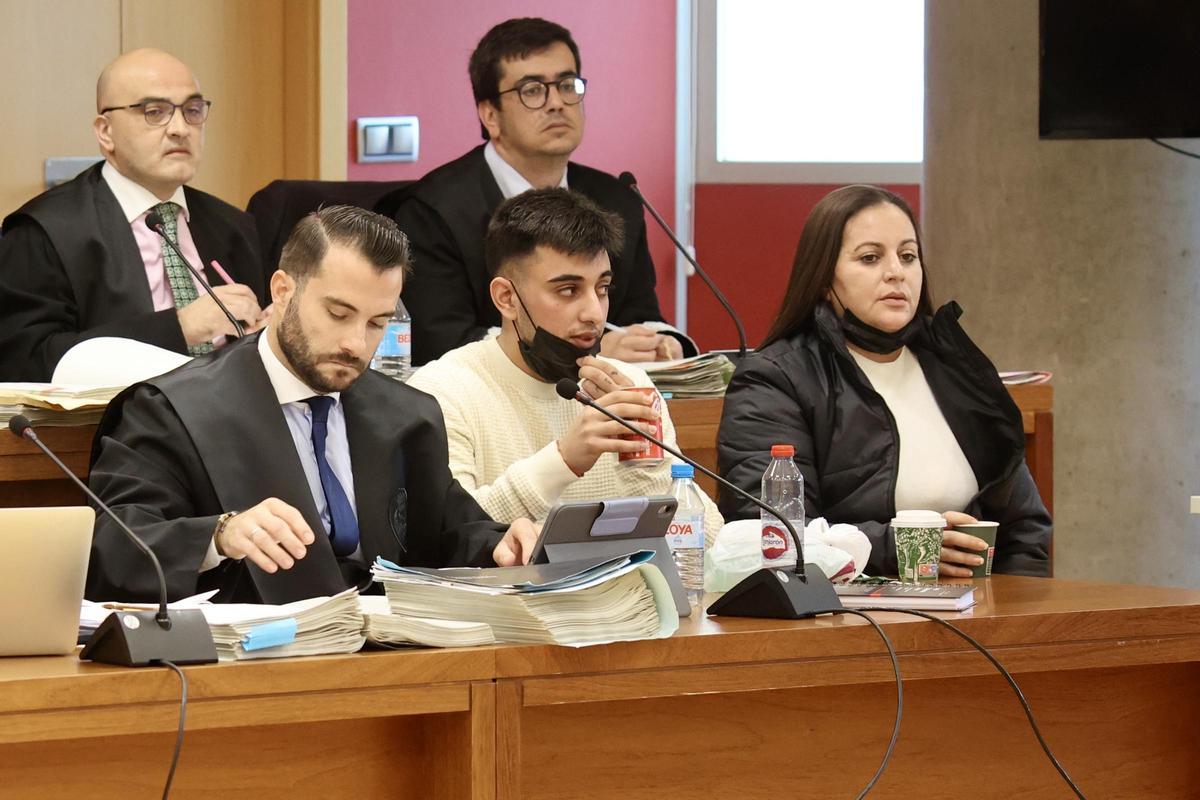 'Tente' y su madre, Angelita, en el banquillo de los acusados del crimen de Kevin, muerto a cuchilladas en Jumilla en 2021.