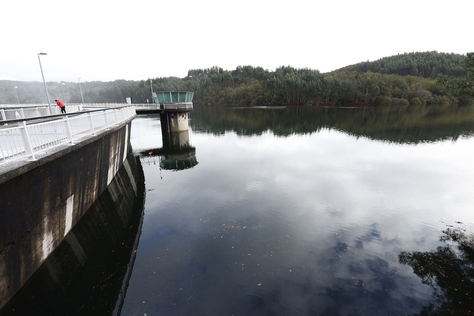 Vista aérea del embalse de Eiras este domingo, con las compuertas abiertas